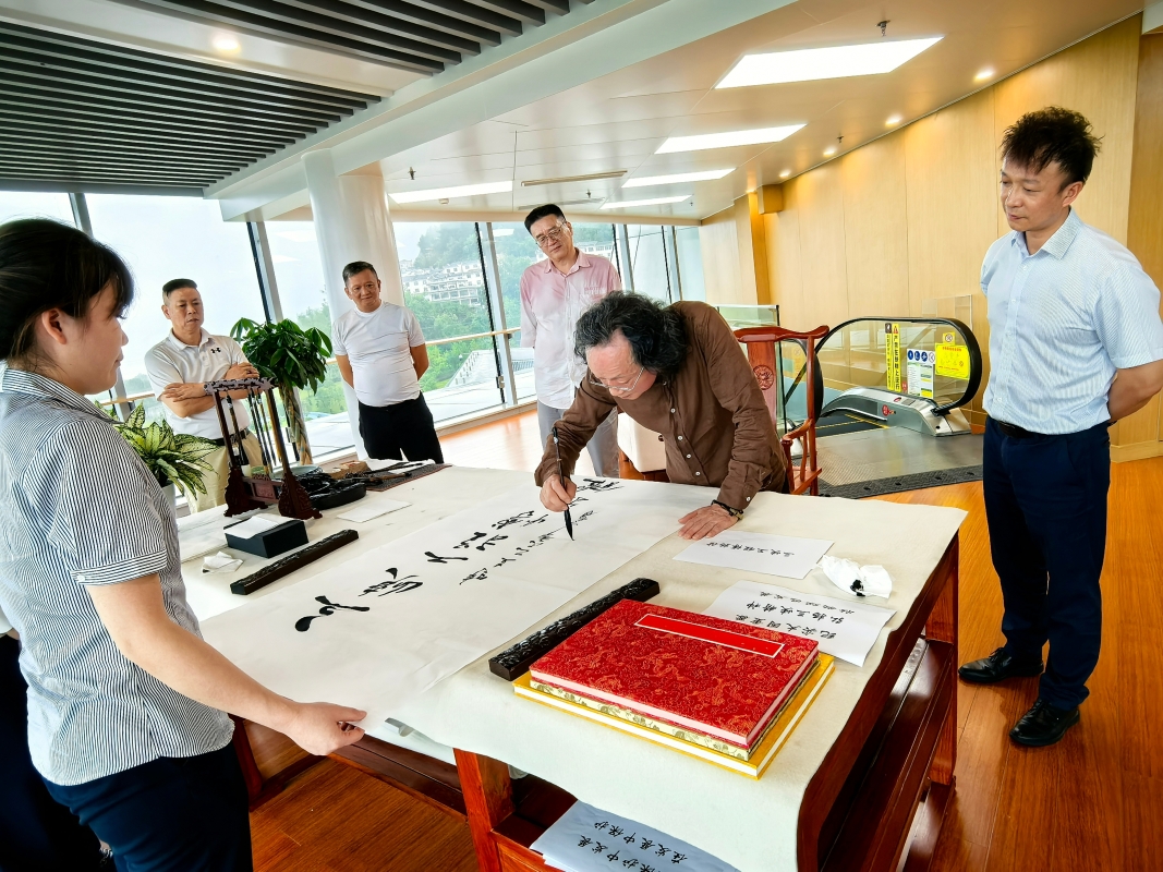 著名书画家俞关佑参观三峡工程博物馆并捐赠书法作品